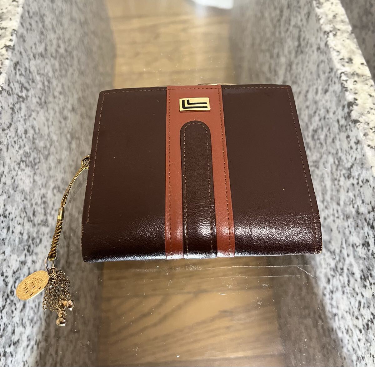 【中古品】成田山新勝寺お守り付き二つ折り財布 革財布 レザー ブラウンカラー 不動明王 コンパクト_画像1