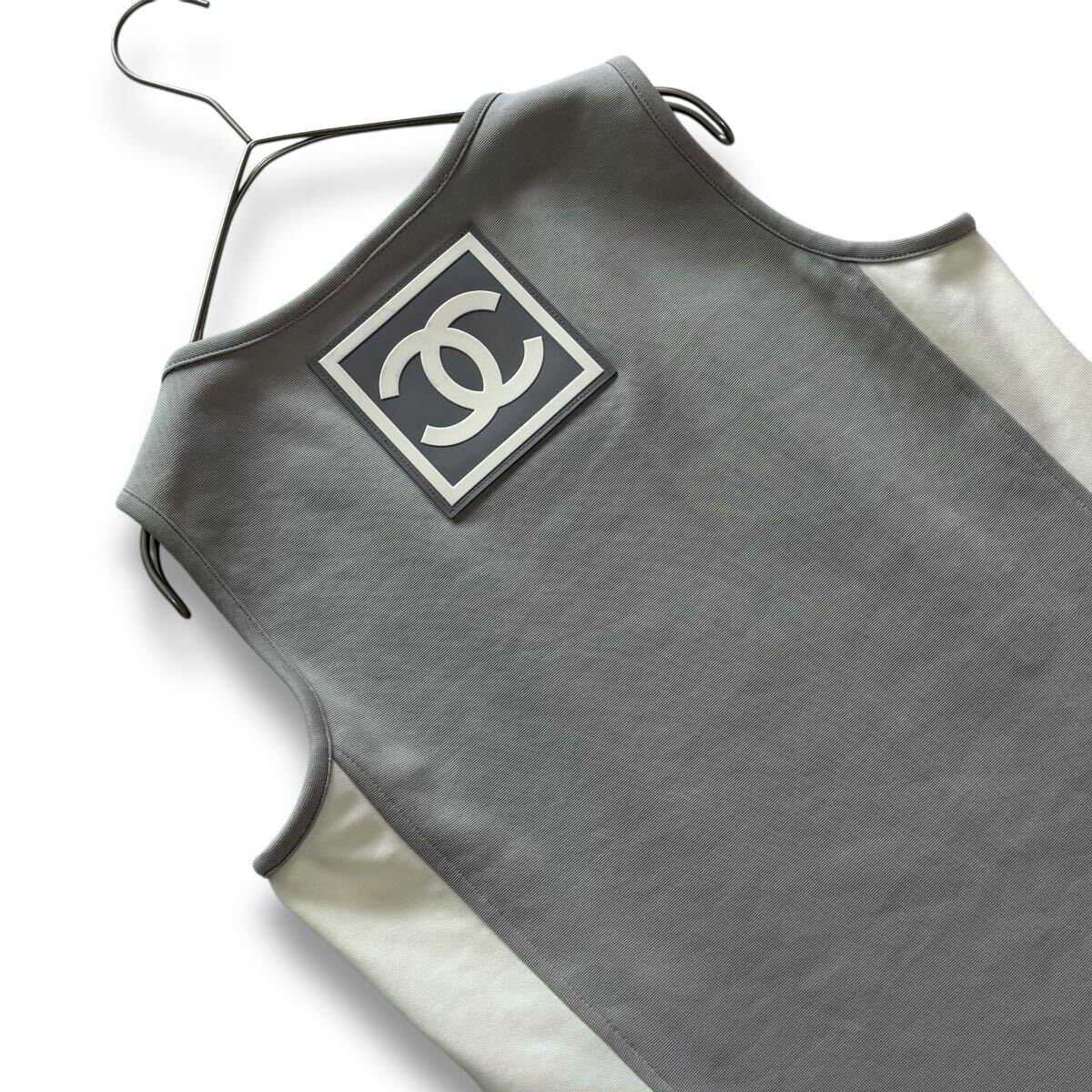 CHANEL シャネル 01P スポーツライン デカロゴ ココマーク タンクトップ ノースリーブ トップス レディース 42 ラバーロゴ グレー_画像3