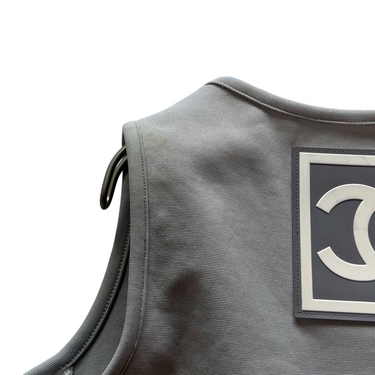 CHANEL シャネル 01P スポーツライン デカロゴ ココマーク タンクトップ ノースリーブ トップス レディース 42 ラバーロゴ グレー_画像7