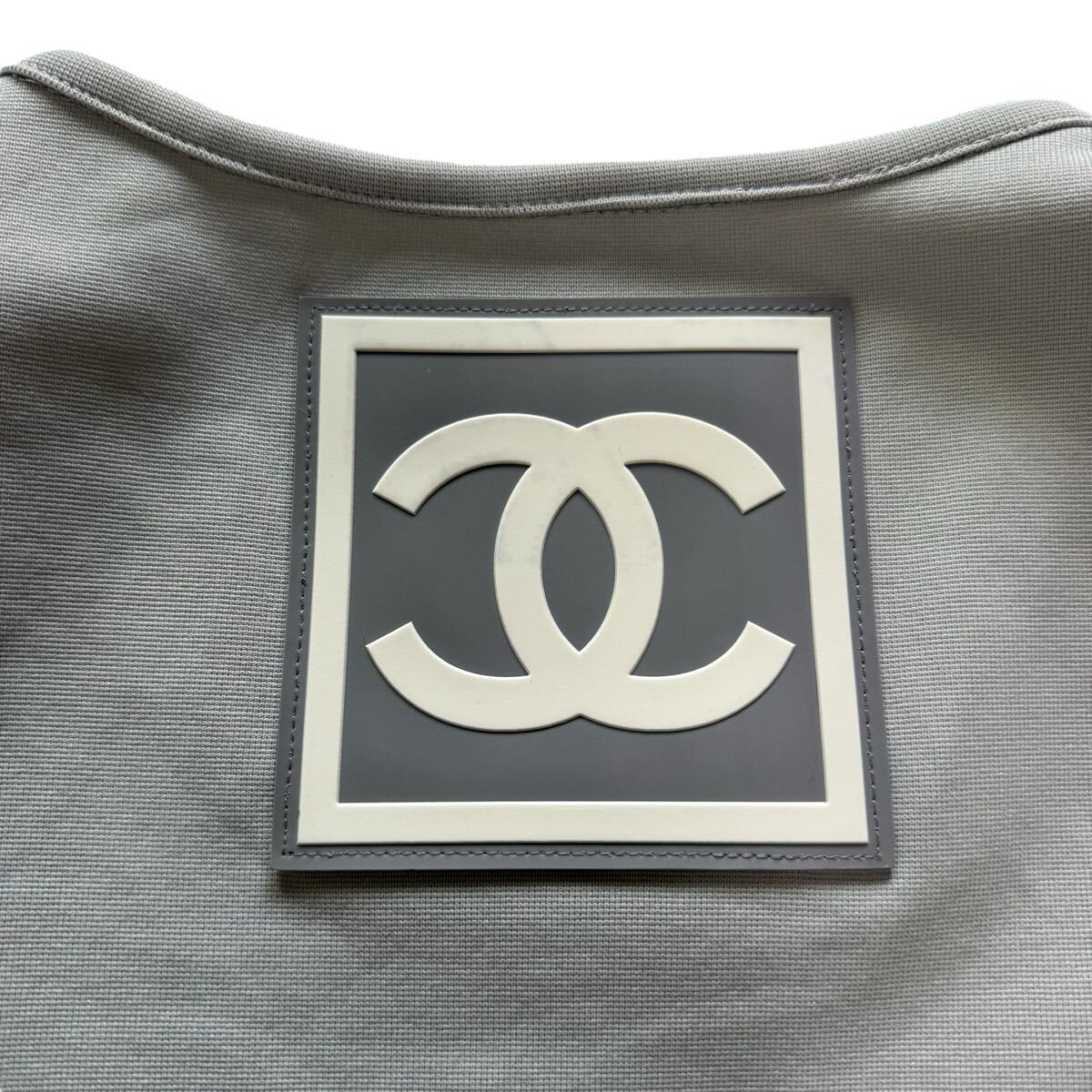 CHANEL シャネル 01P スポーツライン デカロゴ ココマーク タンクトップ ノースリーブ トップス レディース 42 ラバーロゴ グレー_画像8