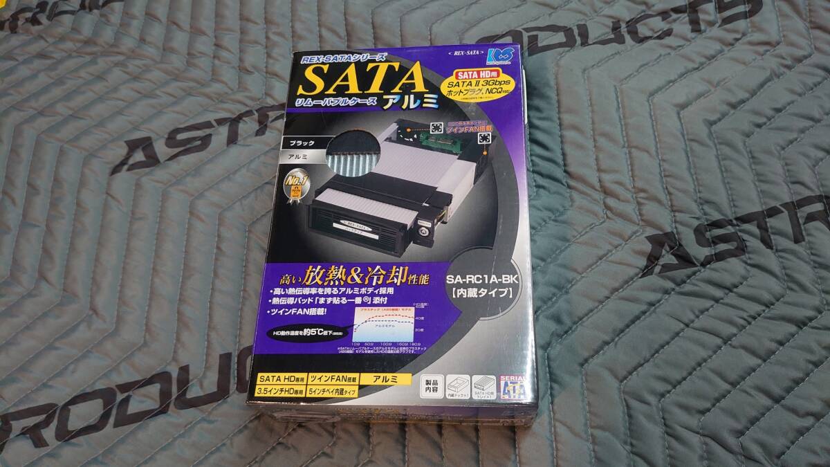 未使用未開封 ラトックシステム SA-RC1A-BK アルミ ツインファン SATAリムーバブルケース 内蔵タイプ_画像1