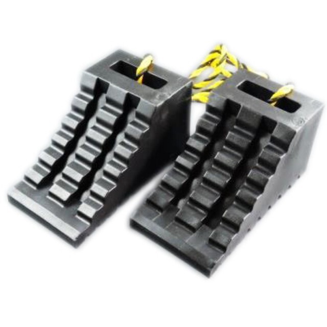 トラック用品 JB ハイプラ車止め 歯止 黒 B型 2個セットロープ付 1個あたり ヨコ225mm×タテ115mm×高さ120mm JB-6964087_画像1