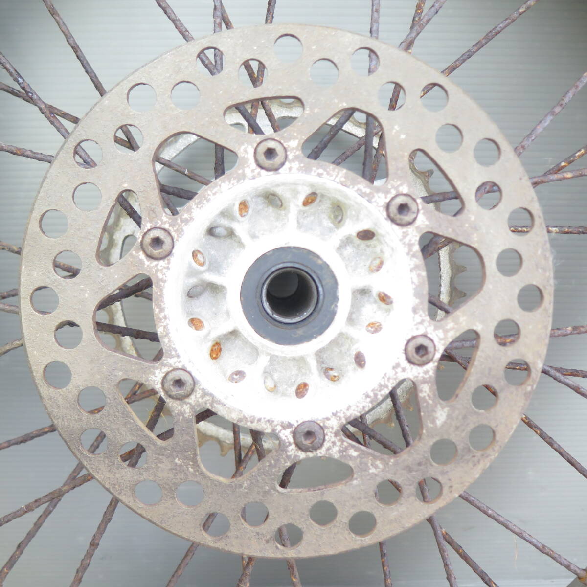 ●KDX200SR [DX200G] 純正リアホイール ブレーキディスク付き　 カワサキ kawasaki KDX220SR KR060722_画像2