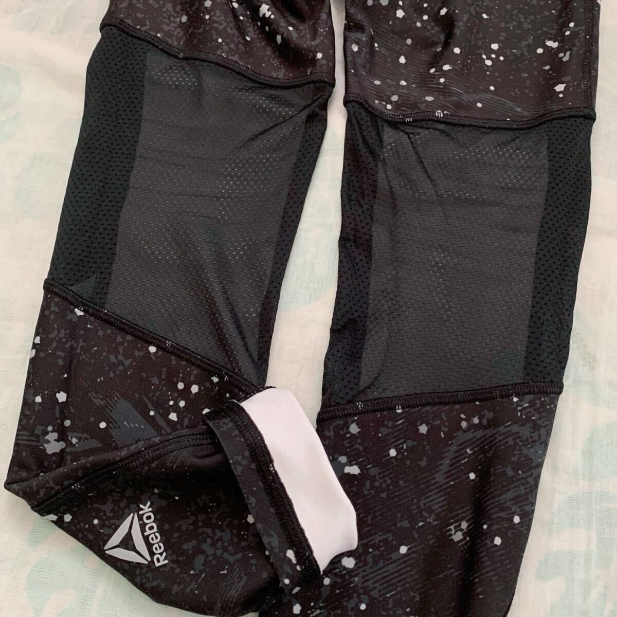 6着用浅【美品】膝裏メッシュ★お洒落なスプラッシュ柄《Reebok 》レギンス タイツ リーボック ポケット付 クール 速乾 黒系 S _画像10