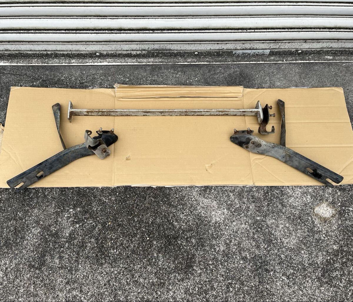激レア！【当時物】日産 C110 スカイライン ケンメリ フロントバンパー ブラケット 3点セット NISSAN SKYLINE 旧車 補修ベース_画像1