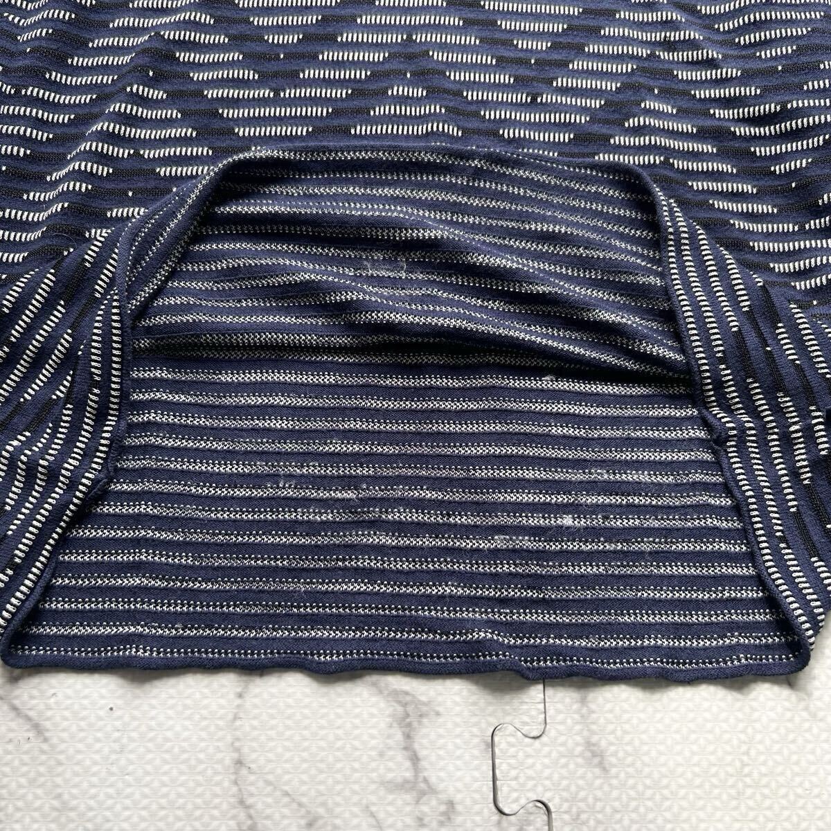 美品/XL相当● ARMANI COLLEZIONI アルマーニ コレツィオーニ ニット セーター シルク混 刺繍 Vネック 幾何学柄 ネイビー メンズ 52_画像6