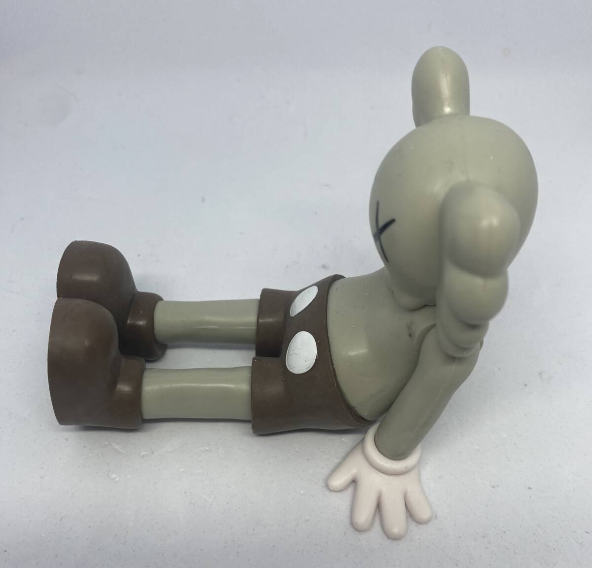 KAWS Companion 座っているカウズコンパニオン ミニチュア ソフビ フィギュア オブジェ_画像3