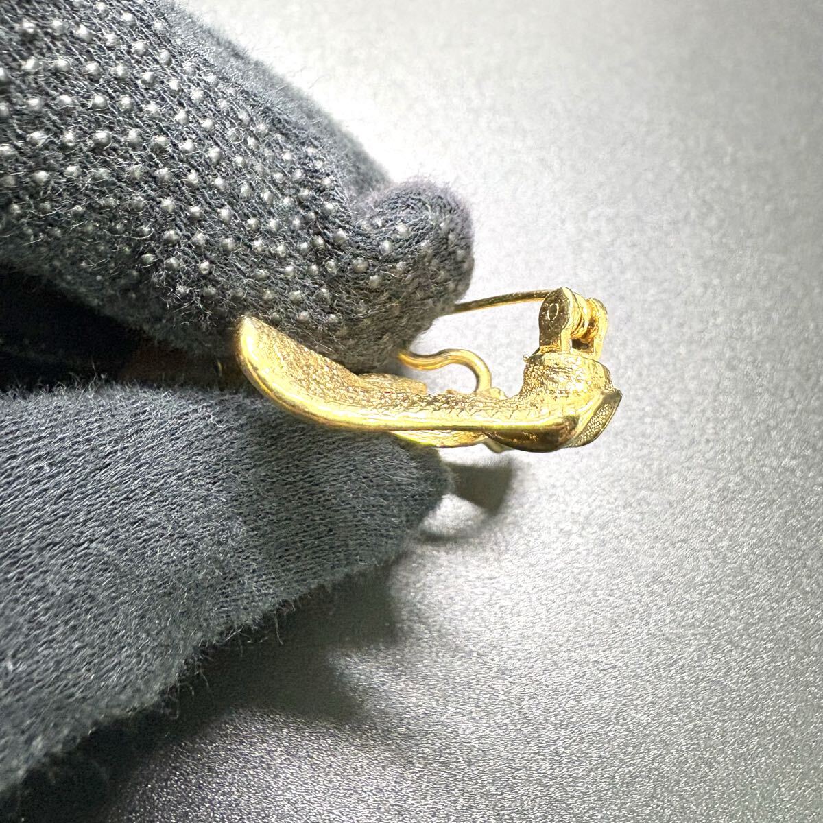 【極美品】Yves Saint Laurent イヴサンローラン ブローチ リボン モチーフ パール 大ぶり デザイン ヴィンテージ ゴールド アクセサリー_画像4