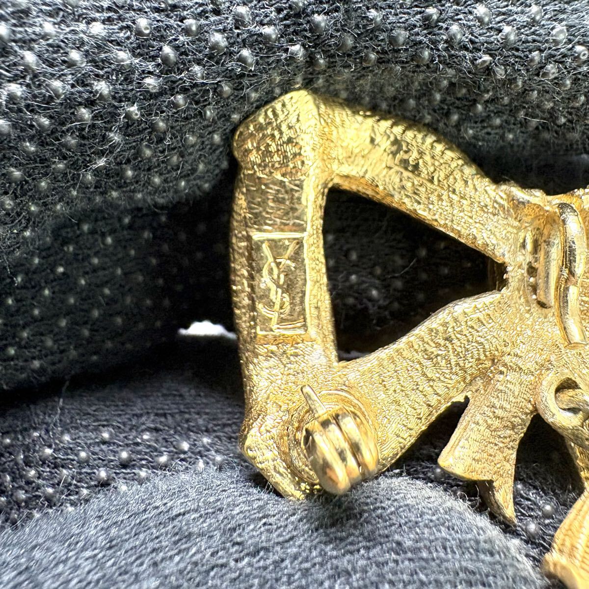 【極美品】Yves Saint Laurent イヴサンローラン ブローチ リボン モチーフ パール 大ぶり デザイン ヴィンテージ ゴールド アクセサリー_画像7