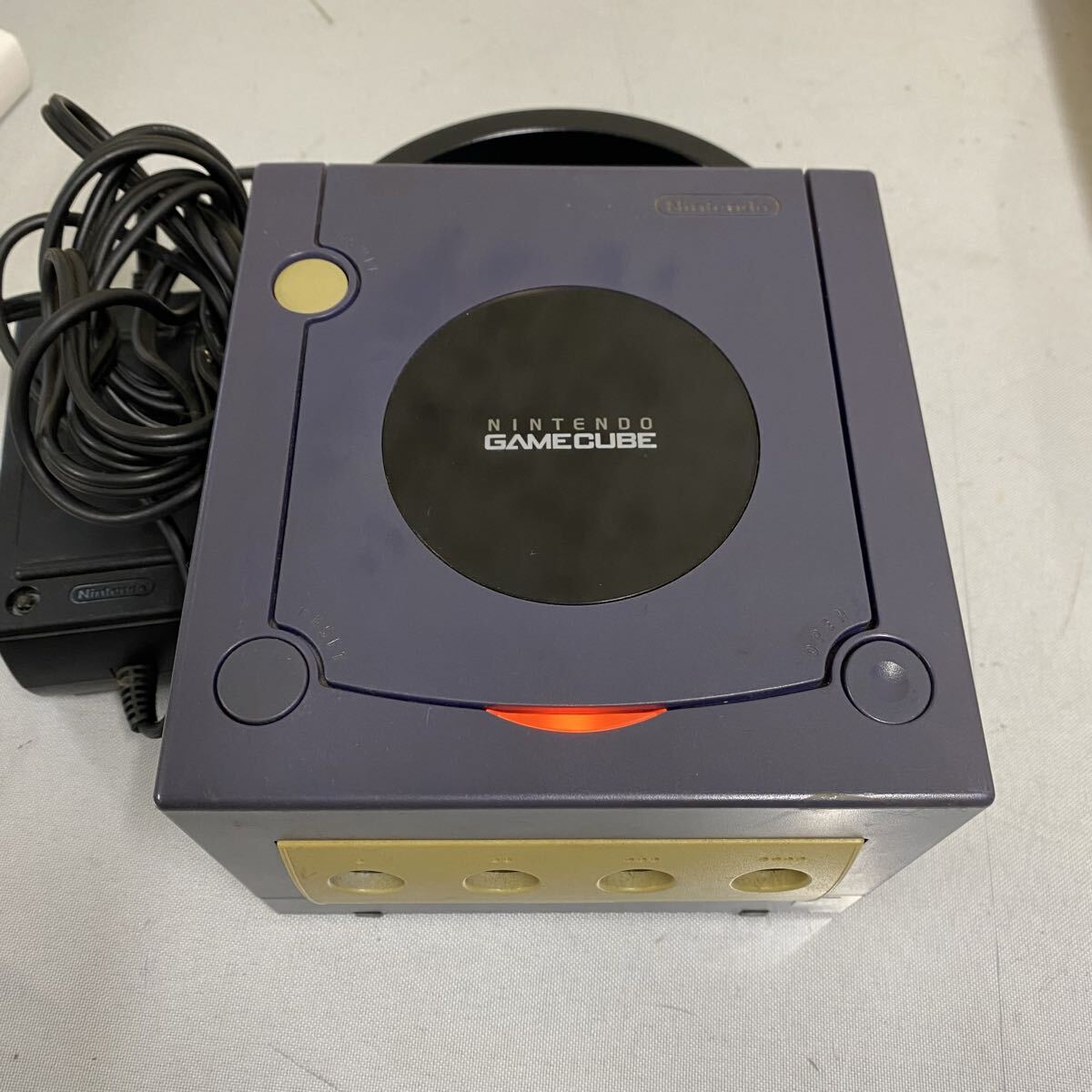 ▲230 任天堂 Nintendo GAMECUBE ゲームキューブ DOL-001 本体 コントローラー バイオレット 通電確認済み_画像2