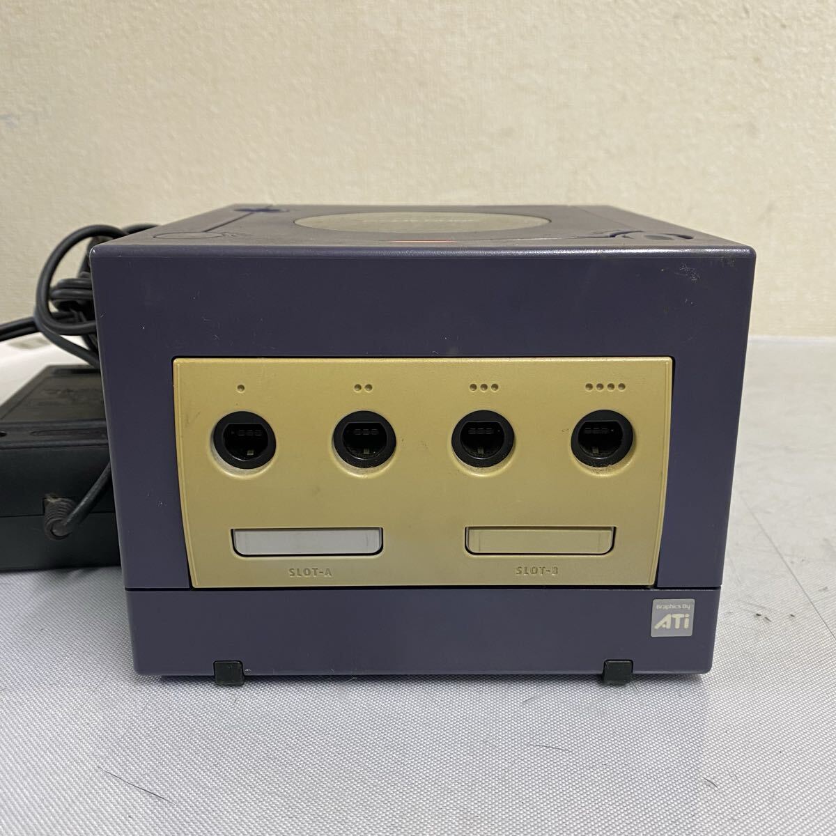 ▲230 任天堂 Nintendo GAMECUBE ゲームキューブ DOL-001 本体 コントローラー バイオレット 通電確認済み_画像3