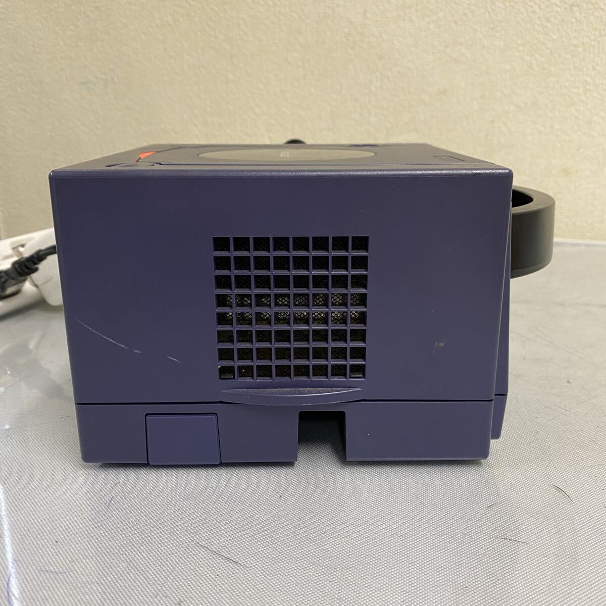 ▲230 任天堂 Nintendo GAMECUBE ゲームキューブ DOL-001 本体 コントローラー バイオレット 通電確認済み_画像4