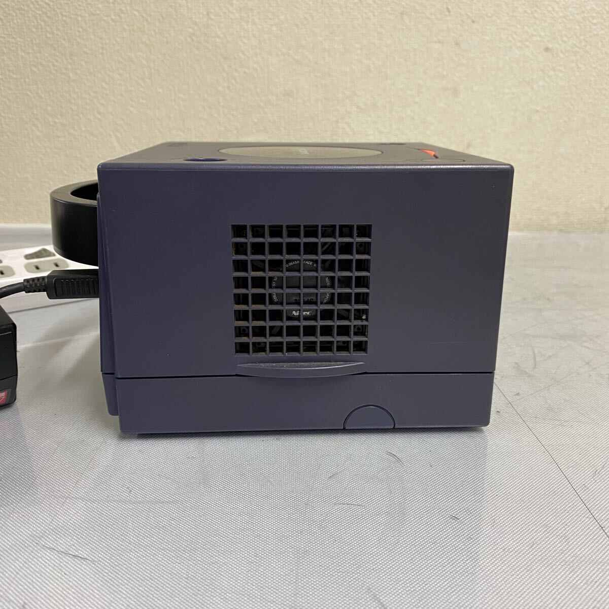 ▲230 任天堂 Nintendo GAMECUBE ゲームキューブ DOL-001 本体 コントローラー バイオレット 通電確認済み_画像6