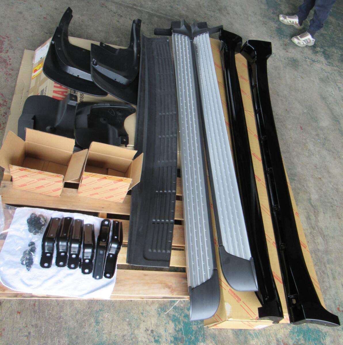 トヨタ URJ202W 200系 ランドクルーザー 純正部品 サイドステップ ランニングボード マットガード 左右 新車外し ランクル 福通営業所どめ_画像1