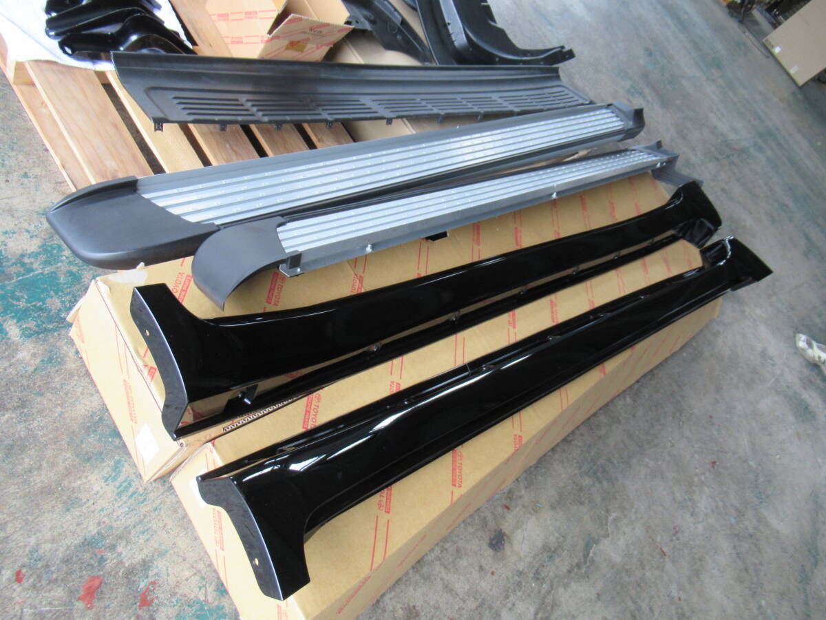 トヨタ URJ202W 200系 ランドクルーザー 純正部品 サイドステップ ランニングボード マットガード 左右 新車外し ランクル 福通営業所どめ_画像2