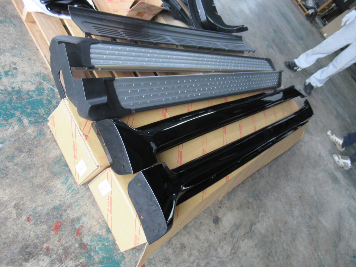トヨタ URJ202W 200系 ランドクルーザー 純正部品 サイドステップ ランニングボード マットガード 左右 新車外し ランクル 福通営業所どめ_画像3