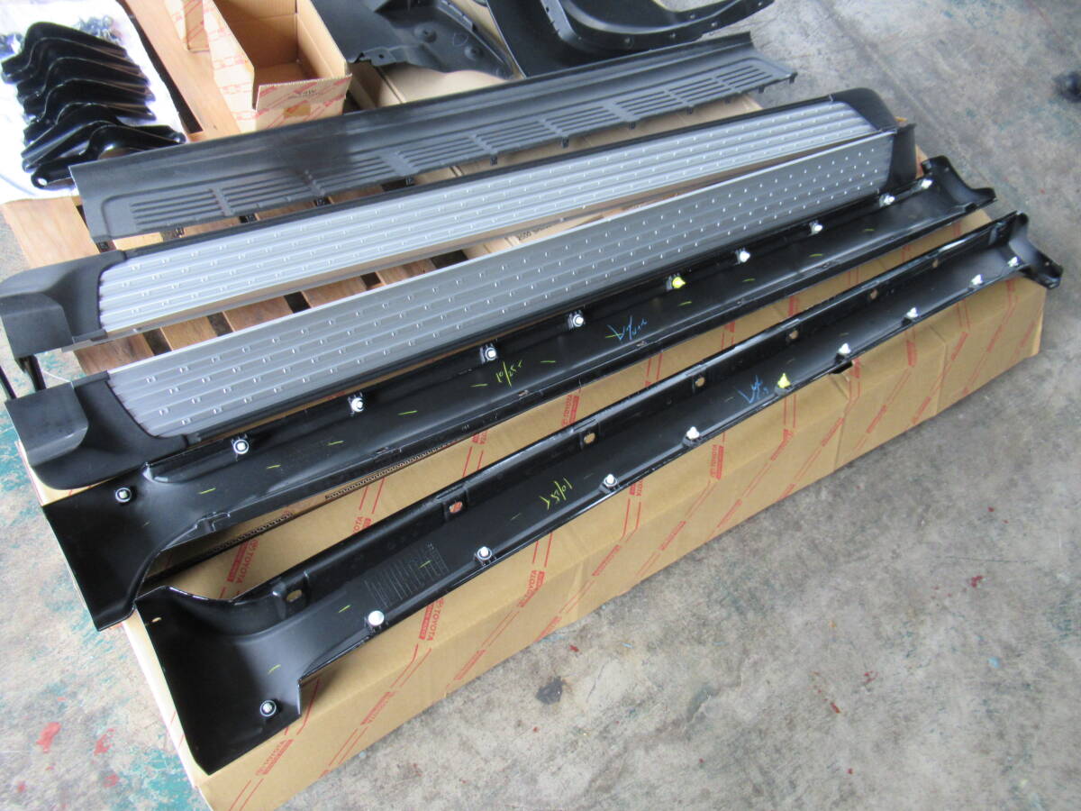 トヨタ URJ202W 200系 ランドクルーザー 純正部品 サイドステップ ランニングボード マットガード 左右 新車外し ランクル 福通営業所どめ_画像4