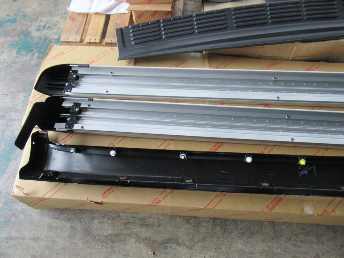 トヨタ URJ202W 200系 ランドクルーザー 純正部品 サイドステップ ランニングボード マットガード 左右 新車外し ランクル 福通営業所どめ_画像5
