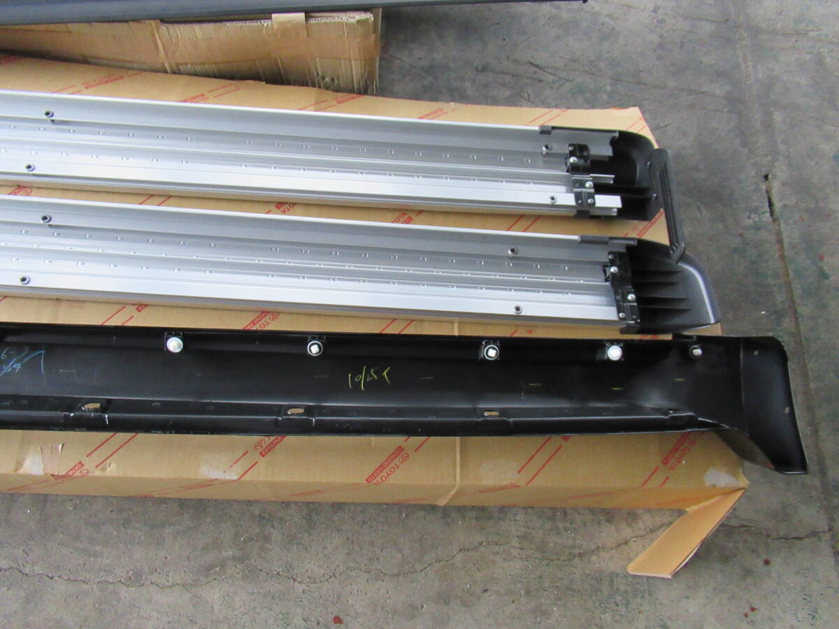 トヨタ URJ202W 200系 ランドクルーザー 純正部品 サイドステップ ランニングボード マットガード 左右 新車外し ランクル 福通営業所どめ_画像6