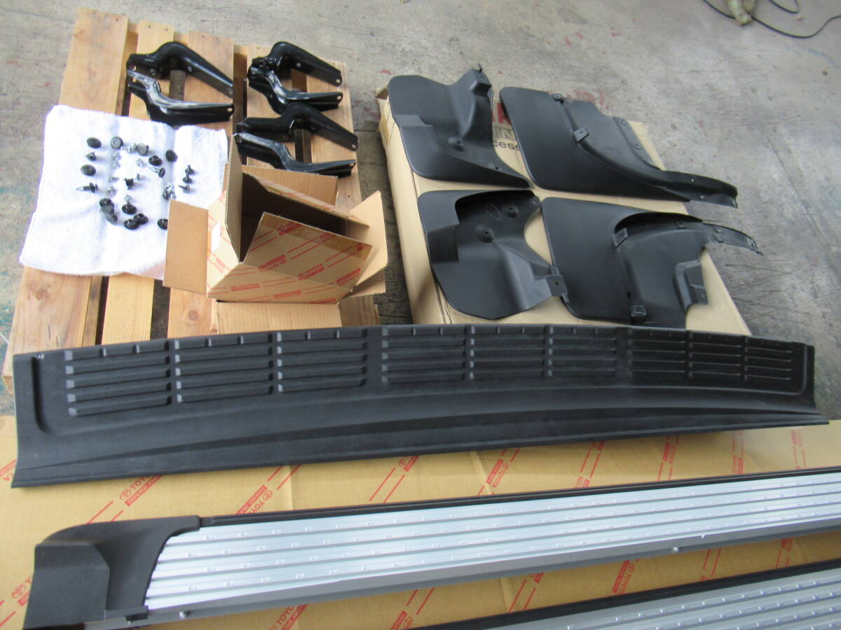 トヨタ URJ202W 200系 ランドクルーザー 純正部品 サイドステップ ランニングボード マットガード 左右 新車外し ランクル 福通営業所どめ_画像7