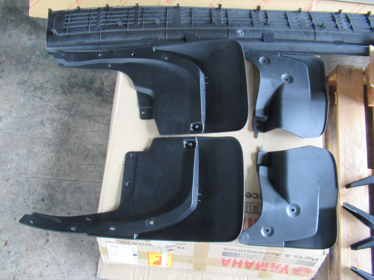 トヨタ URJ202W 200系 ランドクルーザー 純正部品 サイドステップ ランニングボード マットガード 左右 新車外し ランクル 福通営業所どめ_画像8