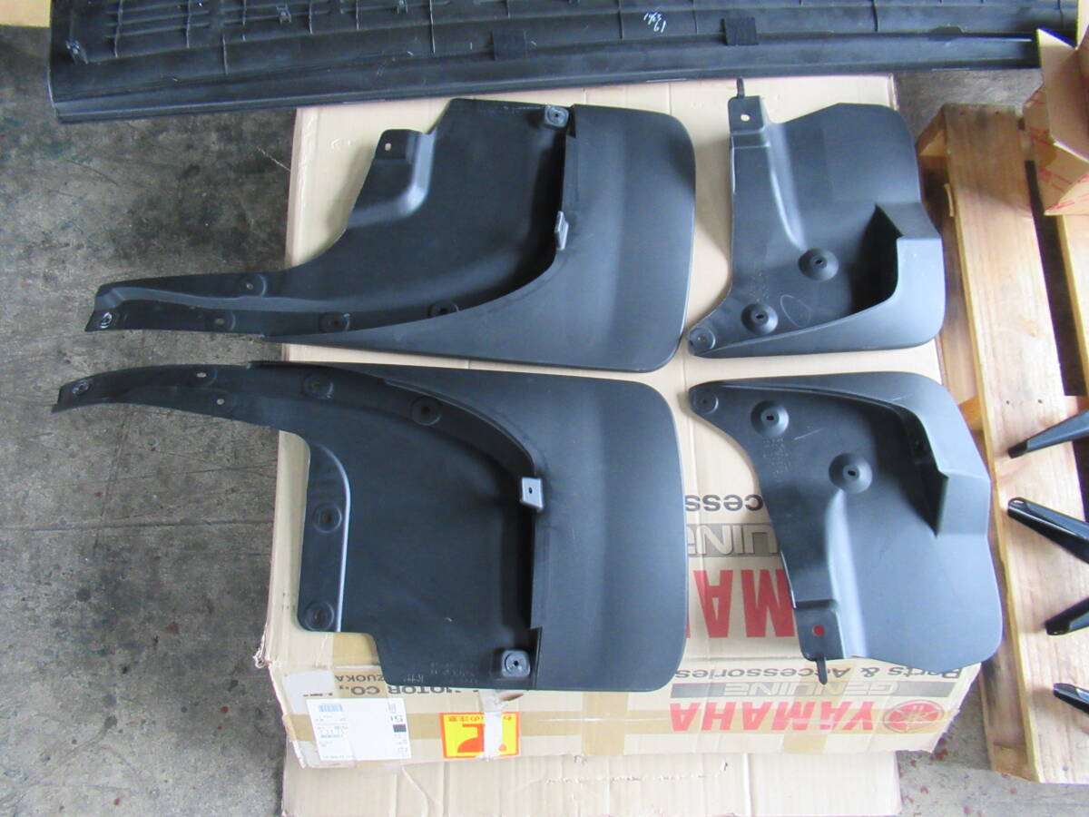 トヨタ URJ202W 200系 ランドクルーザー 純正部品 サイドステップ ランニングボード マットガード 左右 新車外し ランクル 福通営業所どめ_画像9