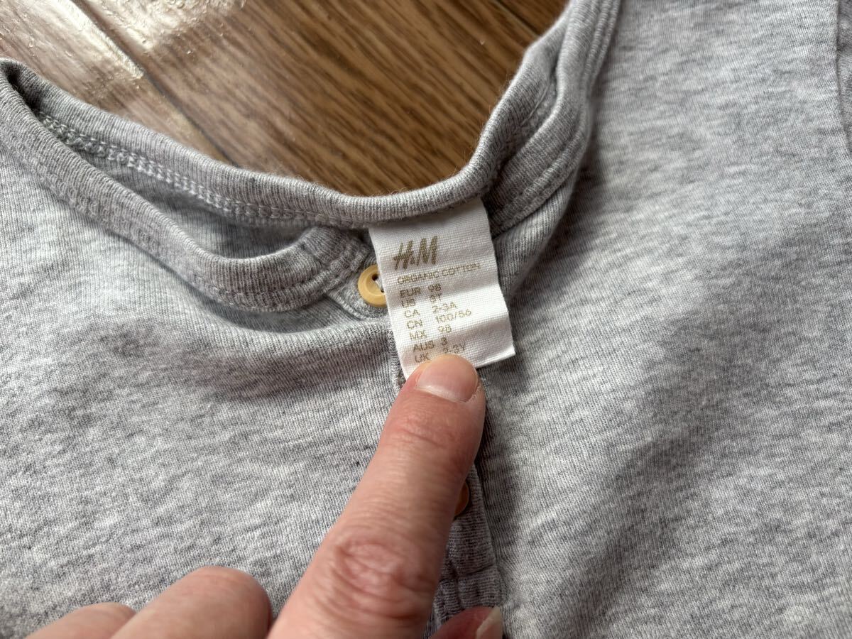【H&M】エイチアンドエム☆美品グレーヘンリーネック長袖カットソー100☆ベビーキッズ_画像4