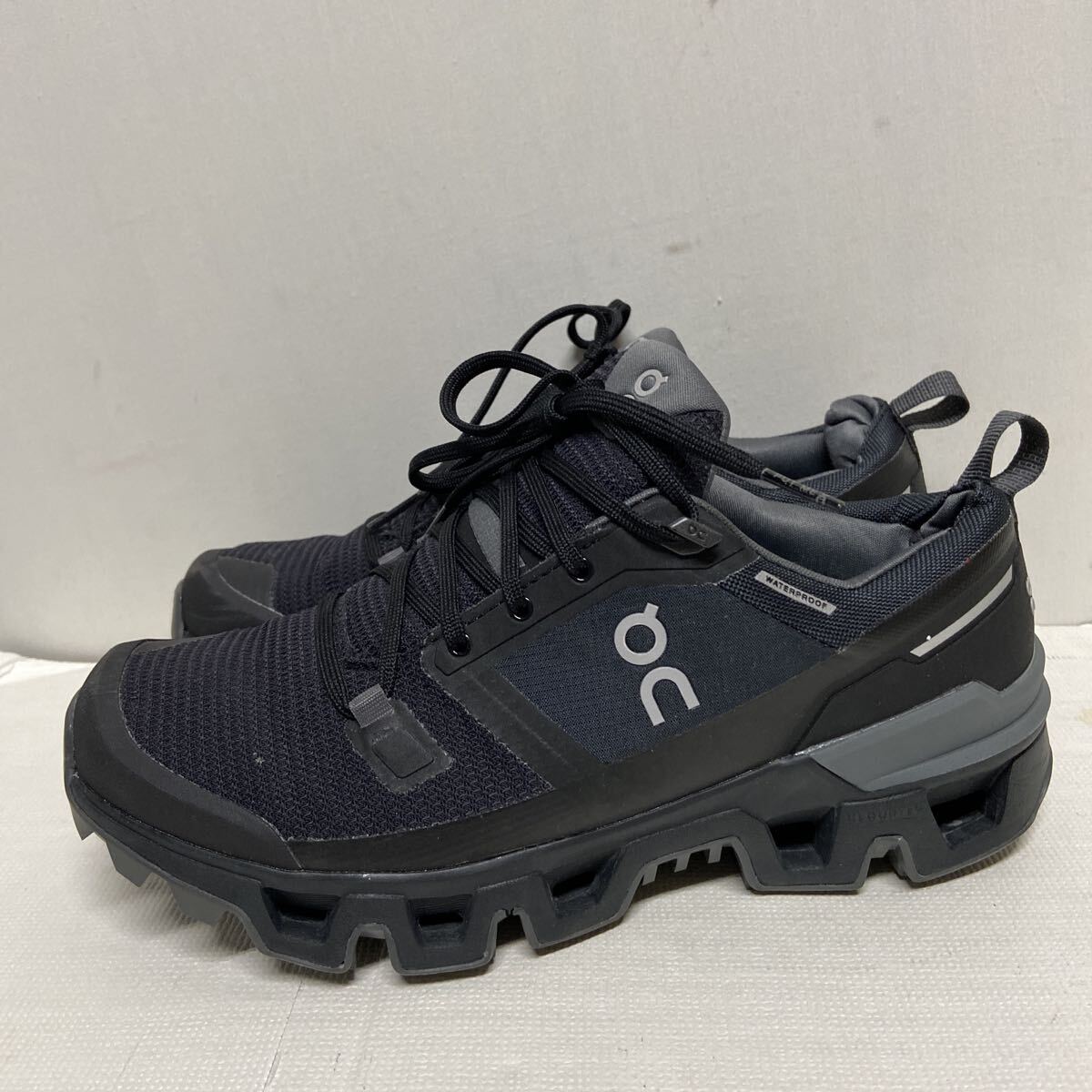 【on cloud X オンクラウド】Cloudwander Waterproof ローカットスニーカー 24.5cm ブラック 2510oki h_画像2