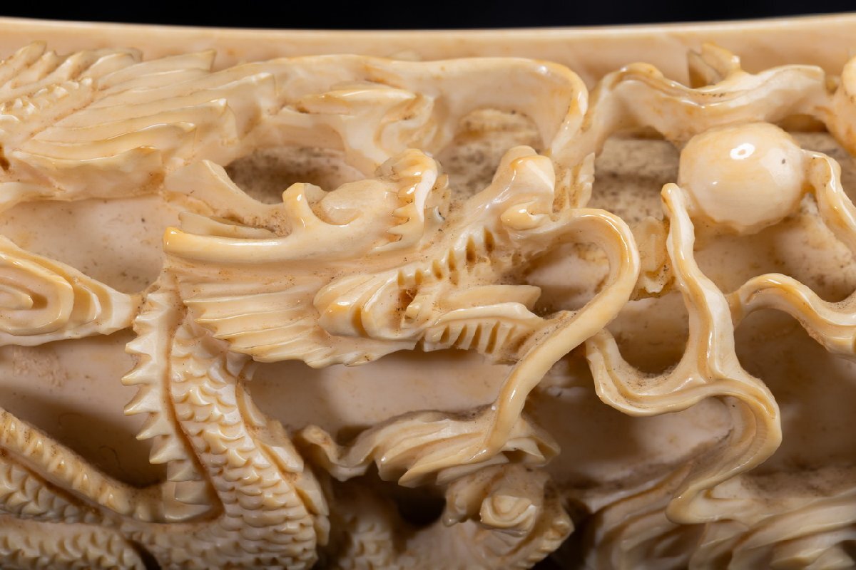 【珍品堂】1円から P04-V20 天然素材 特殊白材 細密彫刻 繊細手描 極上 根付 東洋彫刻 置物 縁起物 希少 骨董品 古美術 時代物重910gの画像4