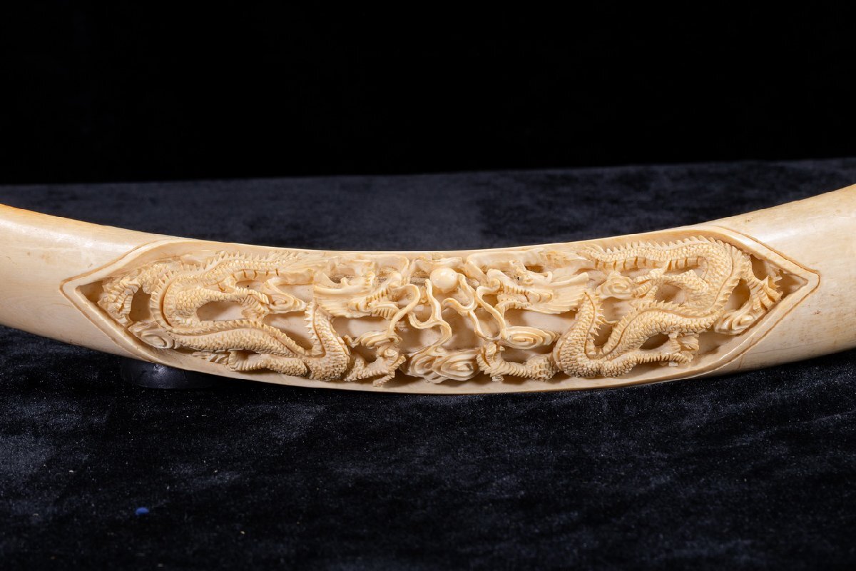 【珍品堂】1円から P04-V20 天然素材 特殊白材 細密彫刻 繊細手描 極上 根付 東洋彫刻 置物 縁起物 希少 骨董品 古美術 時代物重910gの画像2