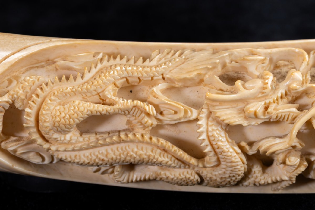 【珍品堂】1円から P04-V20 天然素材 特殊白材 細密彫刻 繊細手描 極上 根付 東洋彫刻 置物 縁起物 希少 骨董品 古美術 時代物重910gの画像3