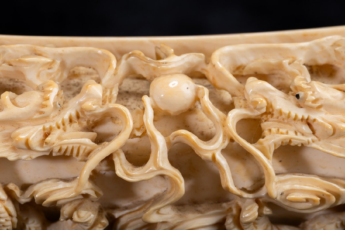 【珍品堂】1円から P04-V20 天然素材 特殊白材 細密彫刻 繊細手描 極上 根付 東洋彫刻 置物 縁起物 希少 骨董品 古美術 時代物重910gの画像5