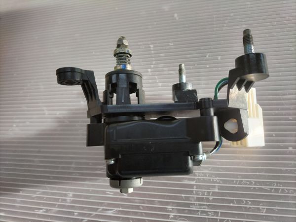 ★　マツダ　ボンゴ　右ライトレベライザー　SKP2V　右側　★　　純正中古部品　自管理5ta352_画像4