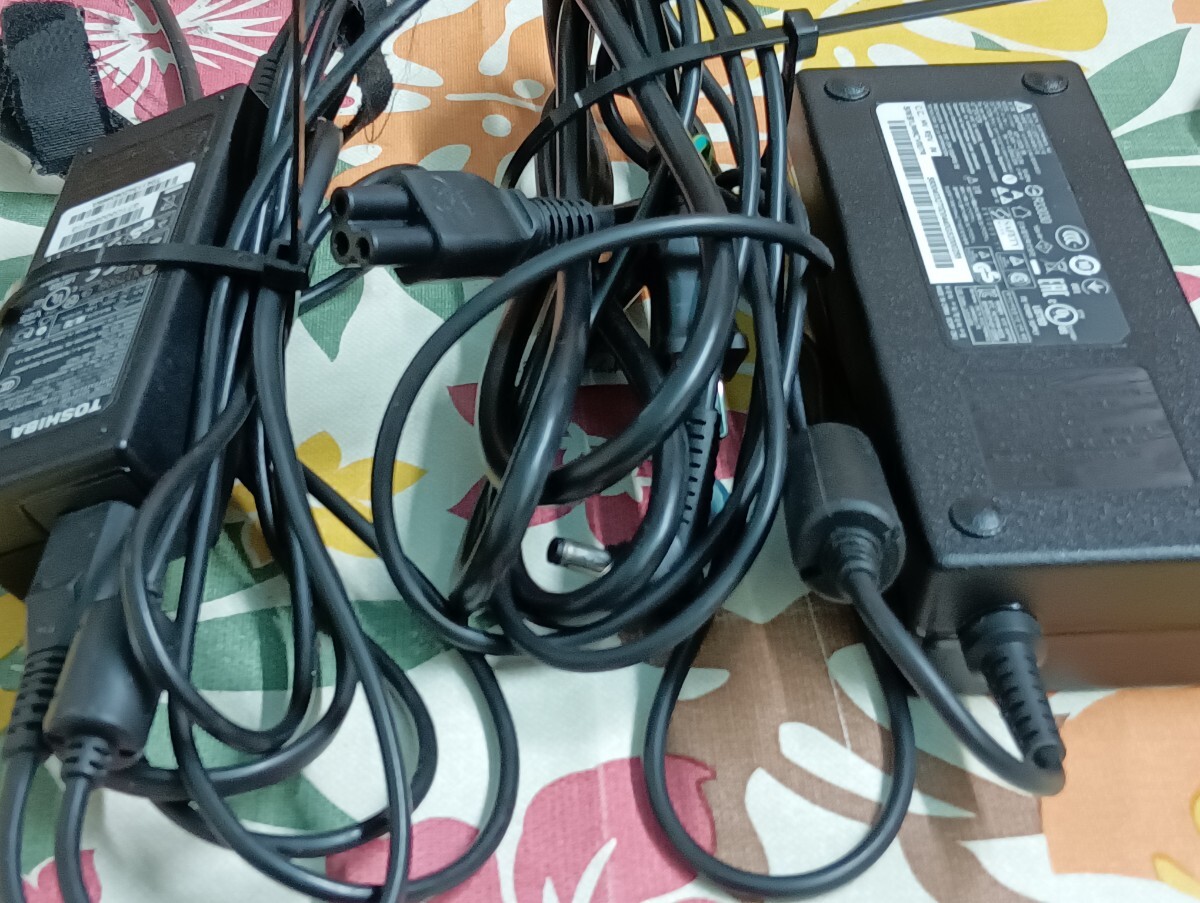 TOSHIBA AC адаптор др. 2 шт итого 3 шт 