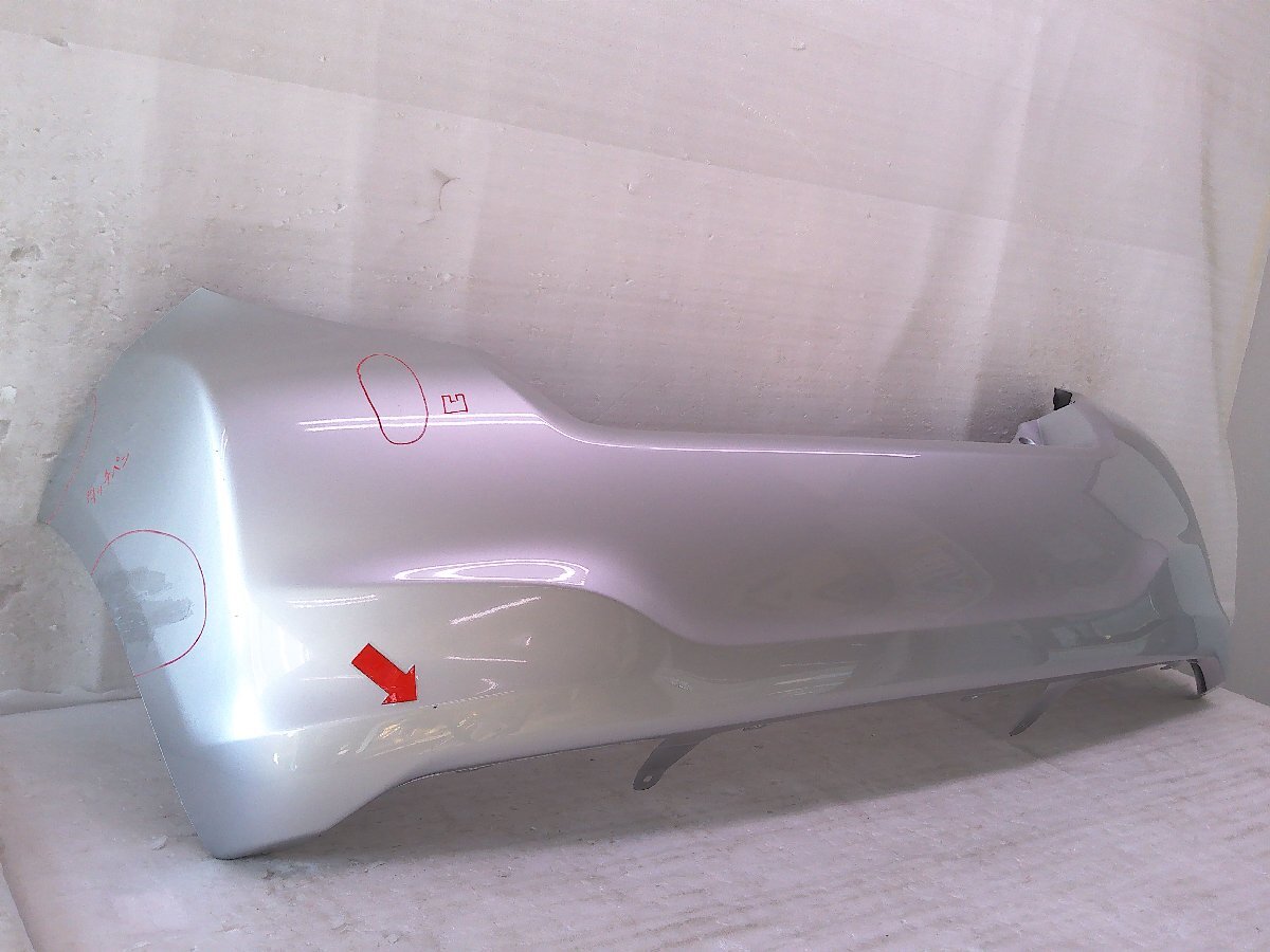 ヴィッツ KSP130/NCP130 リアバンパー シルバー/52159-52740 中古品[H215-BR4777]_画像2