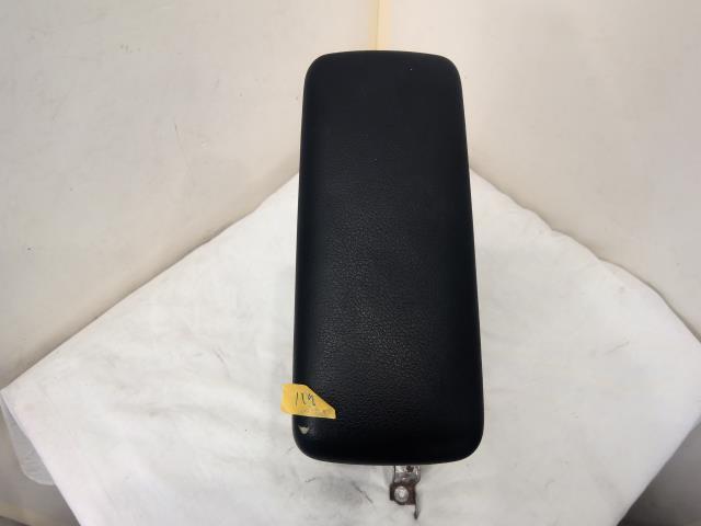 NHP10 トヨタ　アクア G　平成28年　純正　アームレスト　肘掛け　肘置き　小物入れ　ステー付き_画像1