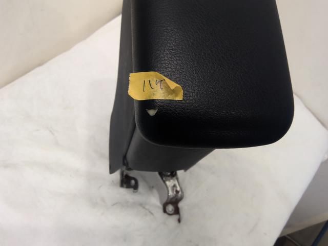 NHP10 トヨタ　アクア G　平成28年　純正　アームレスト　肘掛け　肘置き　小物入れ　ステー付き_画像3