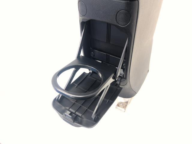 NHP10 トヨタ　アクア G　平成28年　純正　アームレスト　肘掛け　肘置き　小物入れ　ステー付き_画像4