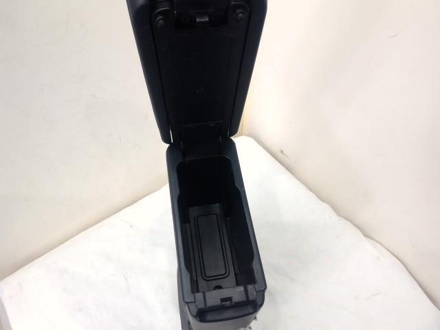 NHP10 トヨタ　アクア G　平成28年　純正　アームレスト　肘掛け　肘置き　小物入れ　ステー付き_画像5