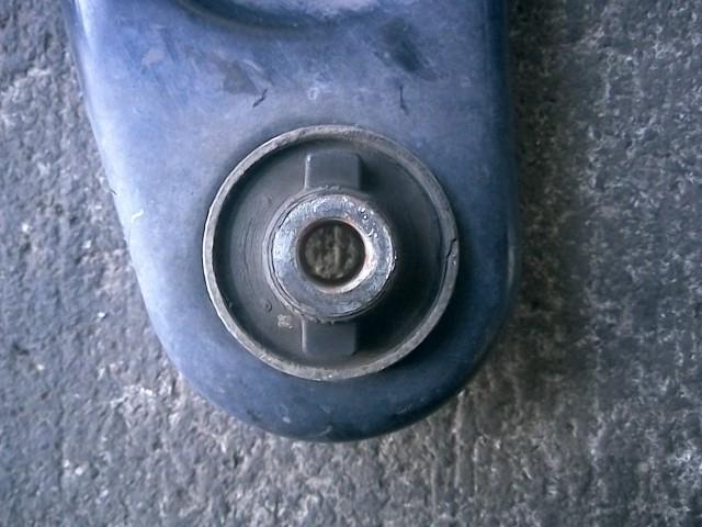 プジョー 207 ABA-A75F01 左 フロントロアアーム 同梱不可 即決品_画像3