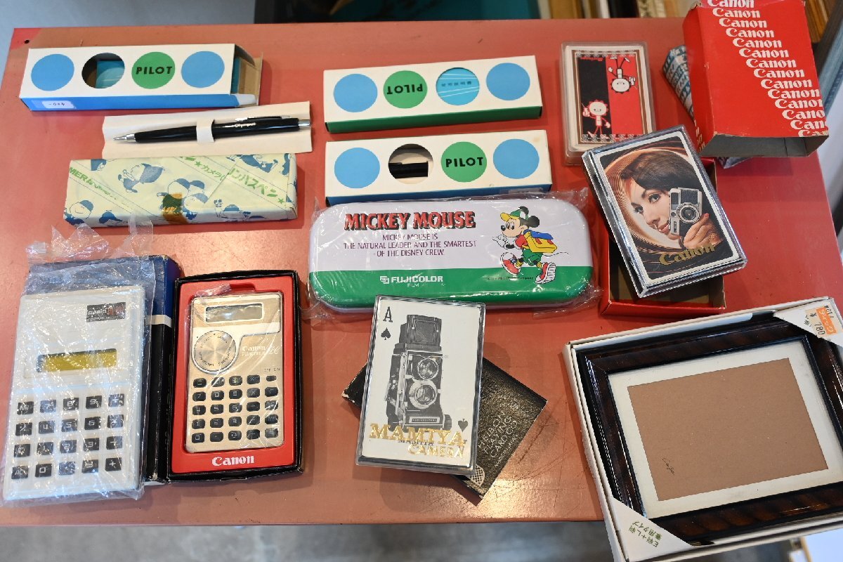 ○カメラやさんのノベルティ　雑貨　11点セット　ミッキーの缶ペン　PILOTのペン　トランプ　レトロ　昭和　古道具のgplus広島 2510i_画像1