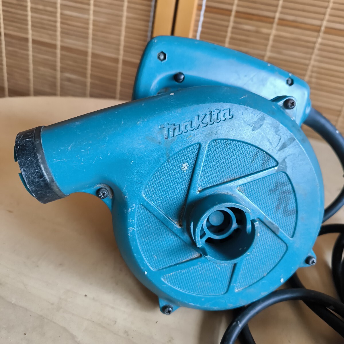 ◎【マキタ ブロワ】先端パーツ不足 中古品 引き上げ品 現状品 モデル4014N 100V ブロワー makita 電動工具 DIY パーツ取り 276-43_画像2