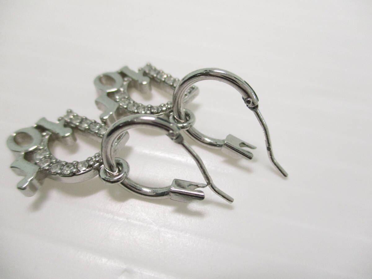 2510M2105 ChristianDior クリスチャンディオール Diorロゴ ラインストーン ピアス 総重量約3.9g 箱付 シルバーカラー_画像3