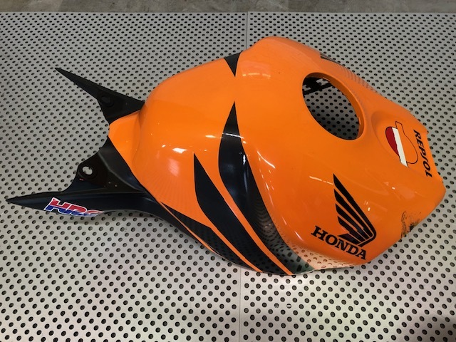ホンダ　CBR1000RR　レプソル（SC57）用　タンクカバー_画像1