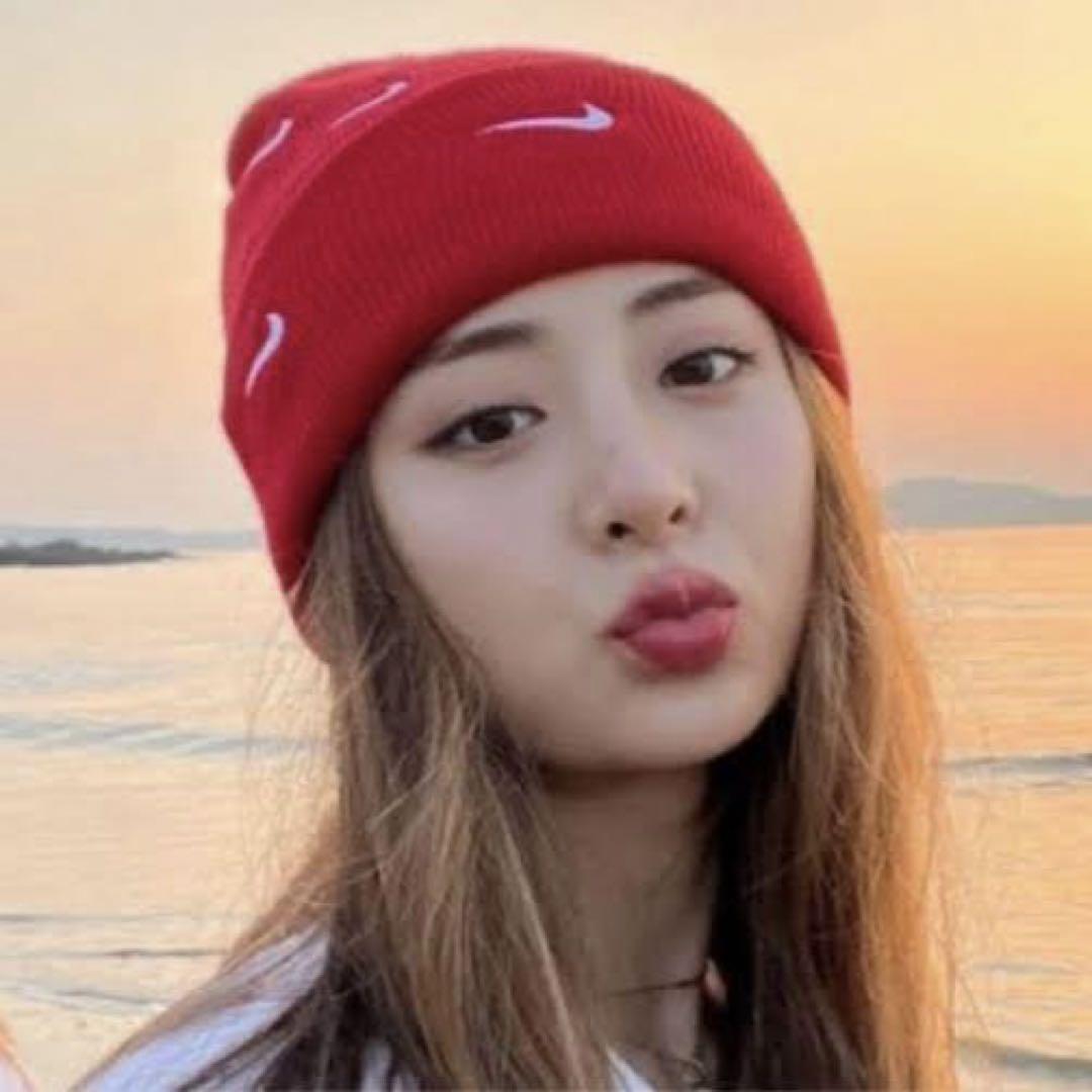 ナイキ ONE SIZE スウッシュ ロゴ ビーニー レッド LE SSERAFIM ホ・ユンジン着用 帽子 ニット帽 SWOOSH 頭囲57-59cm　_画像2