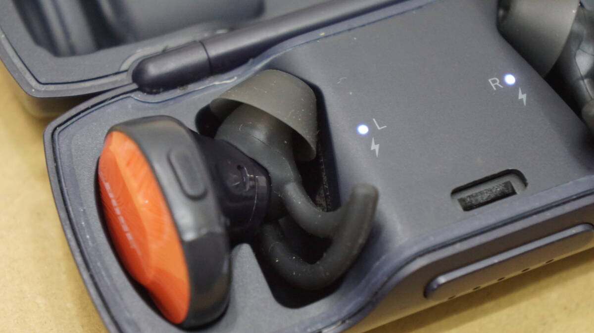 ★☆T/BOSE SoundSport Free ワイヤレスイヤホン オレンジ 音出し可 現状品☆★_画像4
