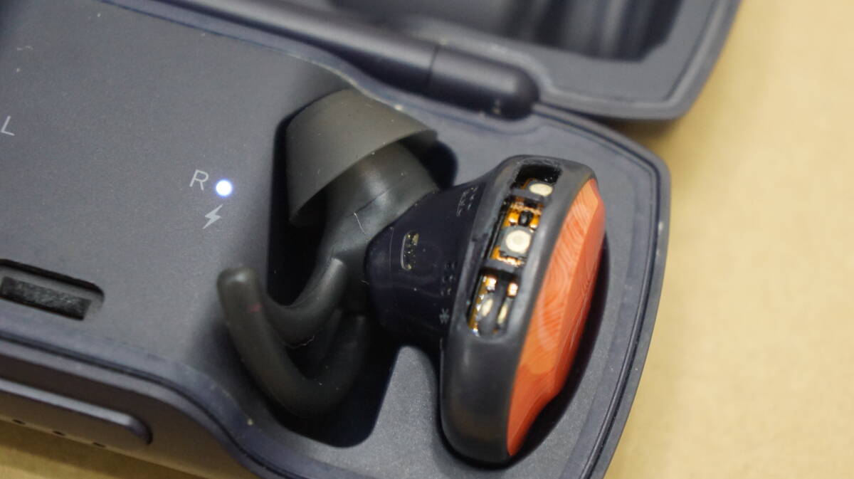 ★☆T/BOSE SoundSport Free ワイヤレスイヤホン オレンジ 音出し可 現状品☆★_画像3