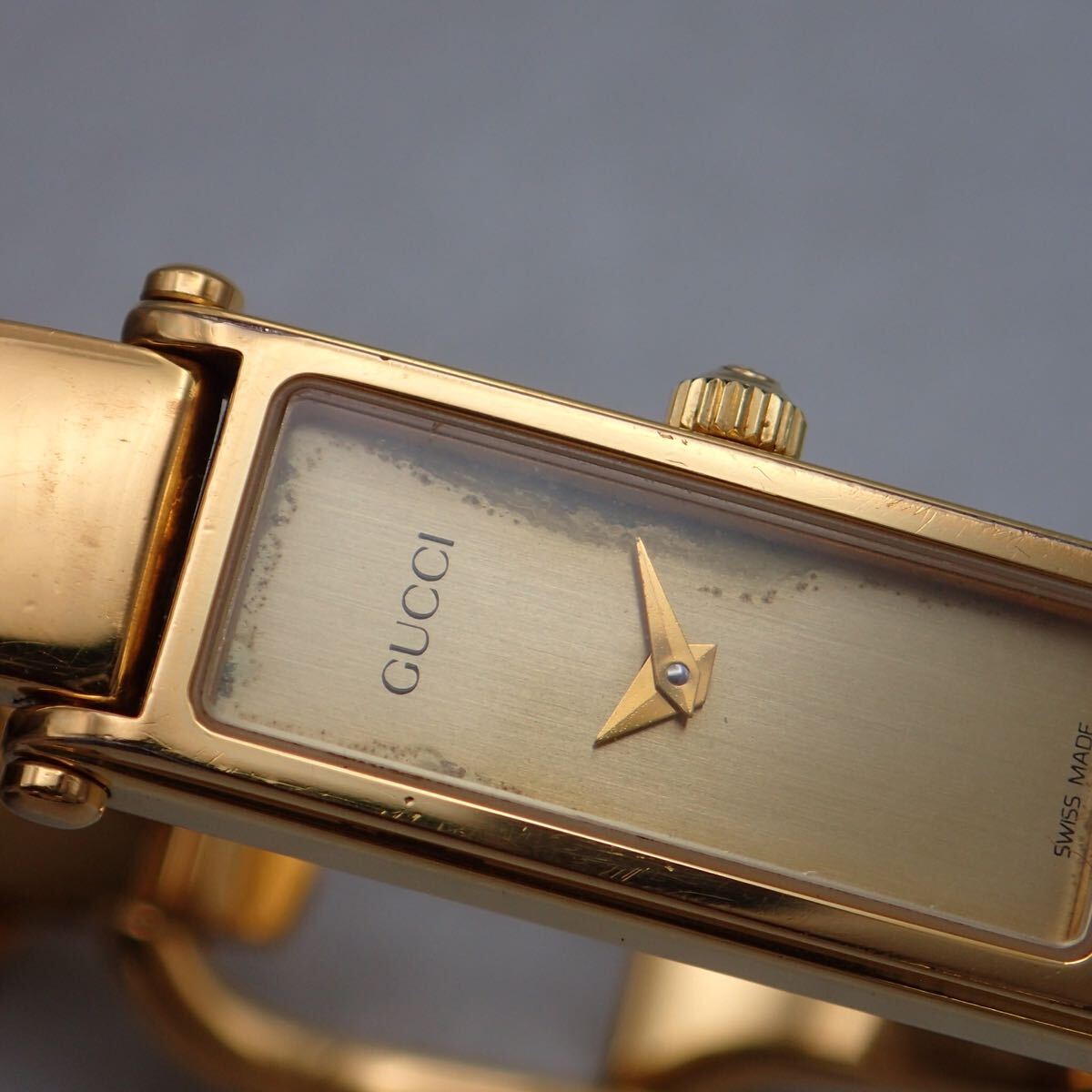 お09237 グッチ GUCCI 1500L バングル ウォッチ ゴールド クォーツ QZ レディース 腕時計_画像10