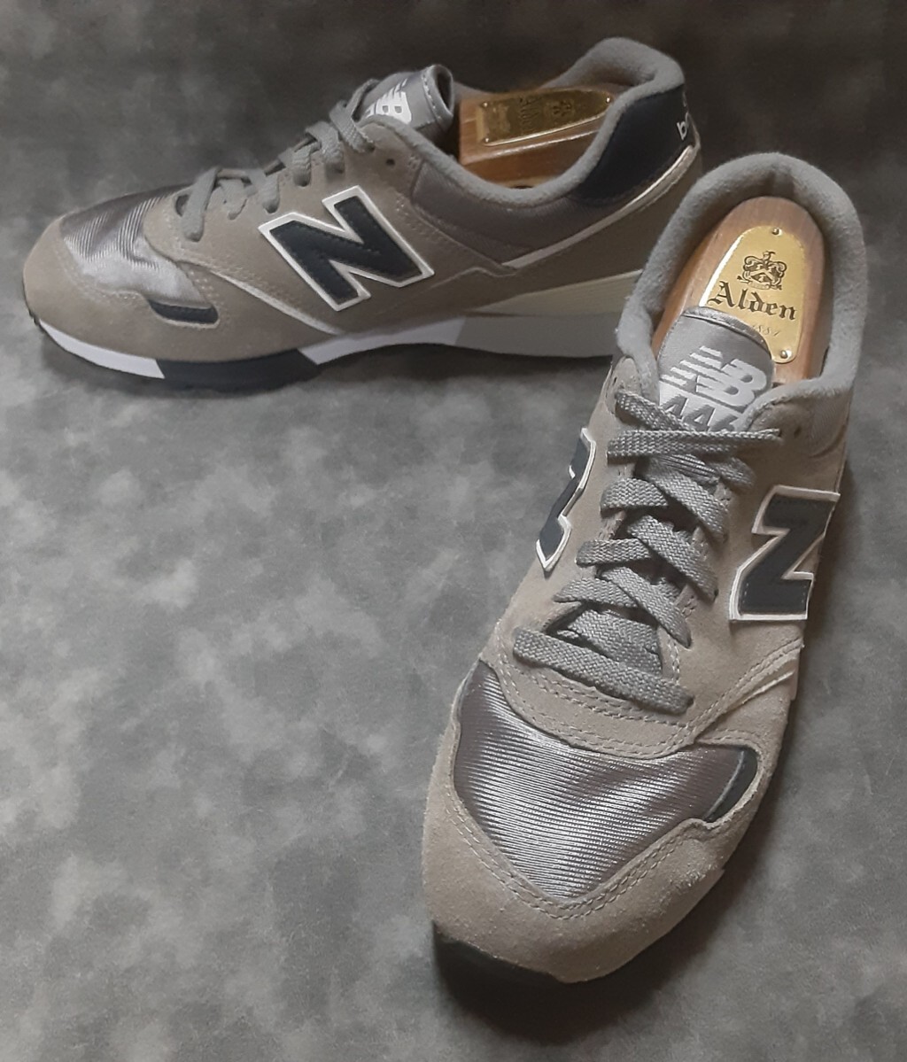 最値!定8712円!復刻クラシックスタイル!名作カレッジエンブレム!ニューバランス U446高級ヌバックレザー スニーカー!グレー!灰色紺 25.5cm_画像3