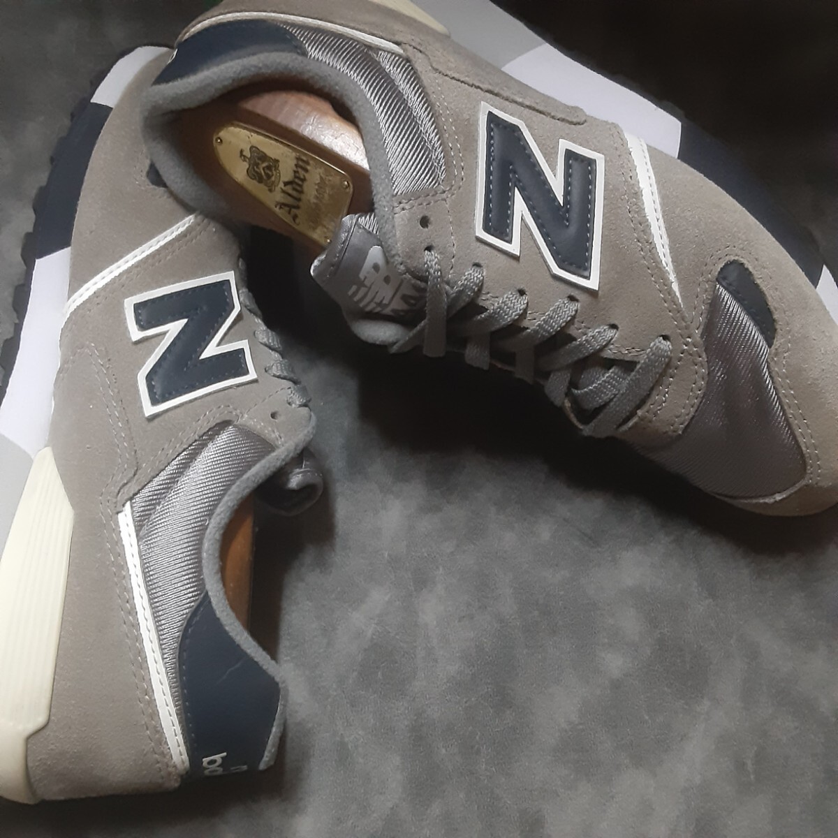最値!定8712円!復刻クラシックスタイル!名作カレッジエンブレム!ニューバランス U446高級ヌバックレザー スニーカー!グレー!灰色紺 25.5cm_画像5